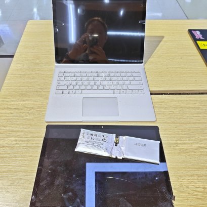 Surface Book เปลี่ยนแบตบวม จอแตก