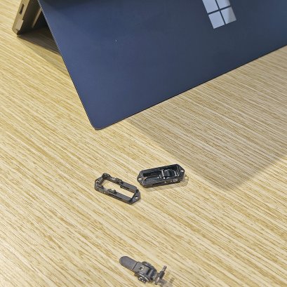 ขาบานพับหัก Surface Pro 8