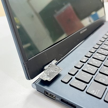 ซ่อมบานพับ Asus UX3402Z เบ้าหลุด ติดแน่น ไม่ต้องเปลี่ยนอะไหล่