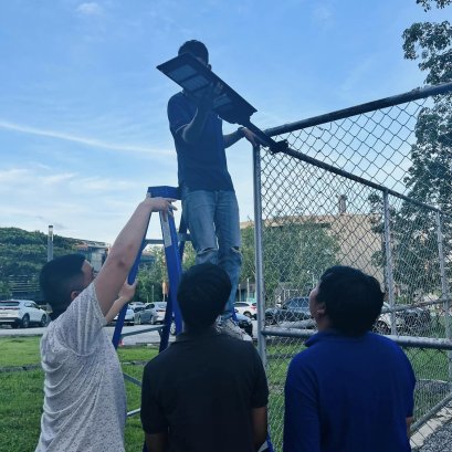 ก่อนจะไปติดตั้งให้น้องๆ โรงเรียนป่ายุบใน พี่ๆ ช่วยกันทดสอบต้นแบบในวิสเทคก่อน 320W LED solar cells using VISBAT-UMICORE cells