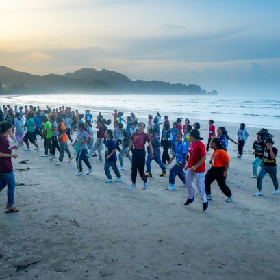 ยังดีที่น้องๆเขาหันหลังให้ทะเล..ไม่นั้น ตอนถ่าย ผมคงต้องยืนในทะเล 