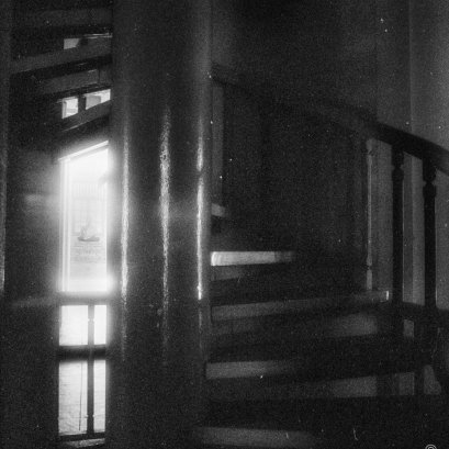 บันได ขึ้นและลงเป็นธรรมชาติของชีวิต... จากชุด "เมืองกรุง เมืองเทพ" หาเรื่องเล่า สมศักดิ์ พัฒนพิฑูรย์