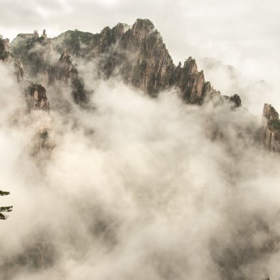 ความสุขในการทำงานวันแรก คือ การนั่งคิดว่า วันหยุดคราวหน้าจะไปเที่ยวที่ไหนดี.....