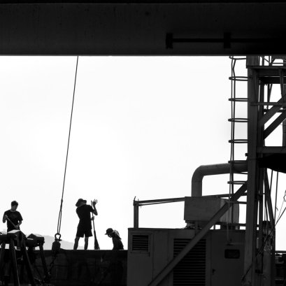  บังเอิญเห็นคนกำลังทำงานอยู่ไกลๆ