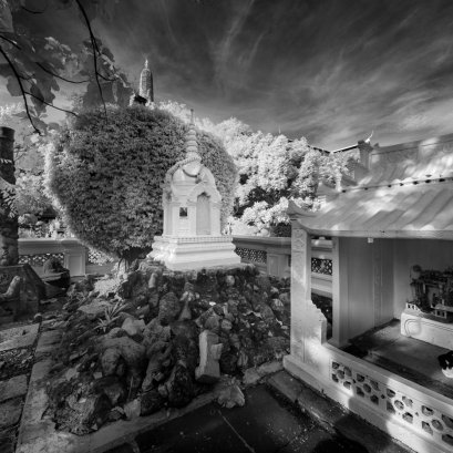 ท่ามกลางแสงสีแดงผสมสีต่างๆ และรวมกับแสงที่มองไม่เห็น ...Infrared Photography แต่ทั้งหมด เป็นเพียงจุดเริ่มต้นของการเดินทาง....