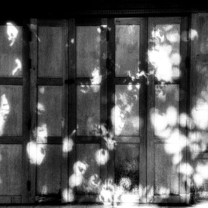 สำหรับผู้รักการถ่ายภาพ บางครั้ง ไม่ต้องการอะไรมาก แค่ฝาบ้านเก่าๆ กับแสงแดด ก็สุขใจแล้ว..  #infrared #film