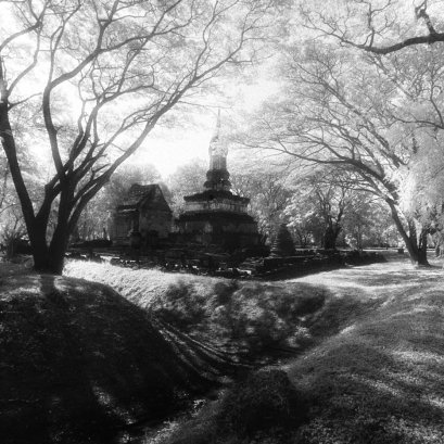 สุโขทัยงดงามทุกครั้งที่ได้ไปเยี่ยมเยือน..  จากผลงานในชุด สุโข+ไท  #infrared #film #สุโขทัย
