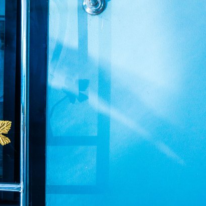 ลูกกรงงดงามได้ดีตราบใดที่เรายังยืนอยู่ด้านนอก