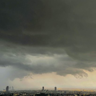 คนอยู่ฝั่งตึกกลุ่มซ้ายสุด : งานนี้โดนฝนกระหน่ำเต็มๆ