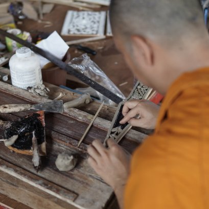 งานปูนปั้นประดับซุ้มประตู และเครื่องหลังคา อาคารศาสนสถาน