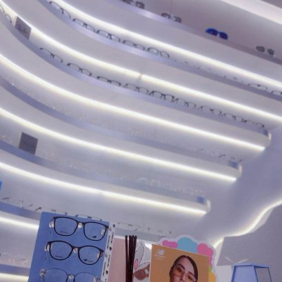 เพราะเราเชื่อว่าการเลือกแว่นที่ใช่ จะต้องใช้ระยะเวลา ไม่เร่งรีบ ไร้ความกดดัน และอยู่ในบรรยากาศที่ผ่อนคลาย