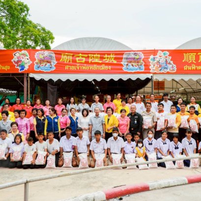 วันจันทรที่ 15 กันยายน 2568 เวลา 16.00 น. นายยุทธนา มาตเจือ ประธานหอการค้า คุณทนงศักดิ์ ทรัพย์เฟื่องฟู รองประธานหอการค้า  ร่วมงานทิ้งกระจาดประจำปี พ.ศ.2568 ประจำปี 2568 และแจกข้าวสารอาหารแห้งแก่ผู้ยากไร้ โรงเรียน - ชุมชน ณ ศาลเจ้าพ่อหลักเมืองฉะเชิงเทรา  ห