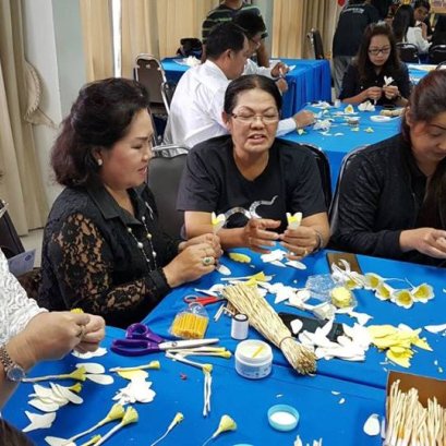 หอการค้าจังหวัดฉะเชิงเทรา “รวมพลัง ถวายความภักดี ร่วมประดิษฐ์ ดอกดารารัตน์” 