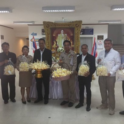 หอการค้าจังหวัดฉะเชิงเทรา ร่วมมอบดอกไม้จันทน์ ให้แก่นางวันพร จันทร์เวโรจน์ (พัฒนาการจังหวัดฉะเชิงเทรา)