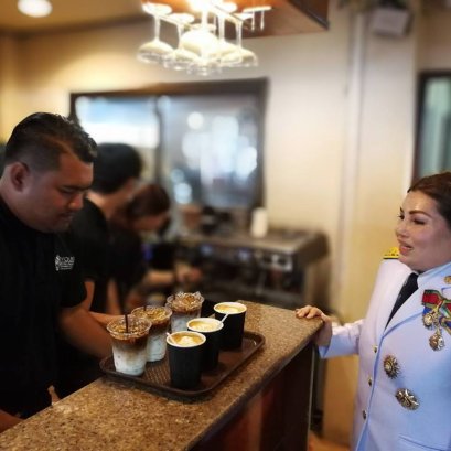 YEC หอการค้าจังหวัดฉะเชิงเทราให้บริการประชาชน ที่มาร่วมพิธีถวายพระเพลิงพระบรมศพ (2)