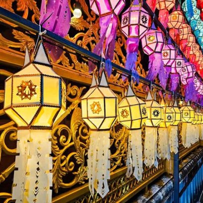 งามแต๊งามว่า แท็กชวนคู่ไปแขวนโคมกัน ️ "โคมแสนดวง" วัดพระธาตุหริภุญชัย จ.ลำพูน1 ปีมี 1 ครั้ง 