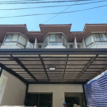 งานต่อเติมหลังคาที่จอดรถบ้านทาวน์โฮม