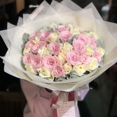 50 roses with snow leaves