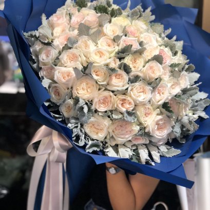 100 roses with snow leaves