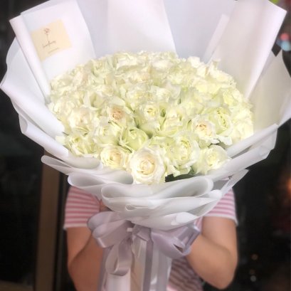 50 white roses bouquet