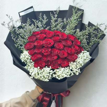 30 red roses with gypsie