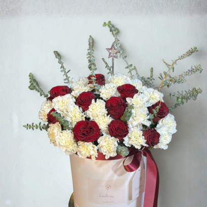 Premium Red Flower Box - กล่องดอกไม้สดกุหลาบและคาเนชั่น