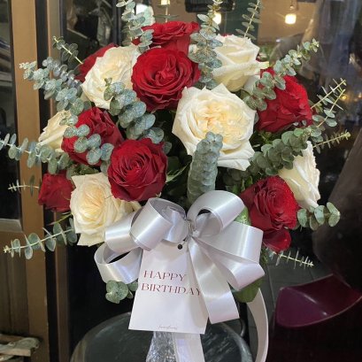 Vase 30 Roses White &Red