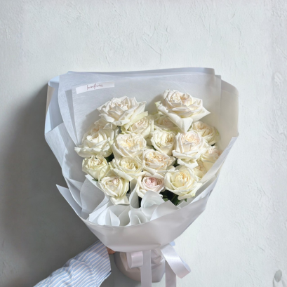 20 White Roses - Elegant and Royal