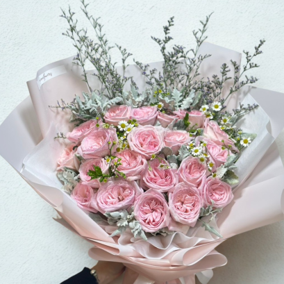20 Roses with Daisies and Snow Leaf
