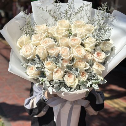 30 White Roses with Snowleaf