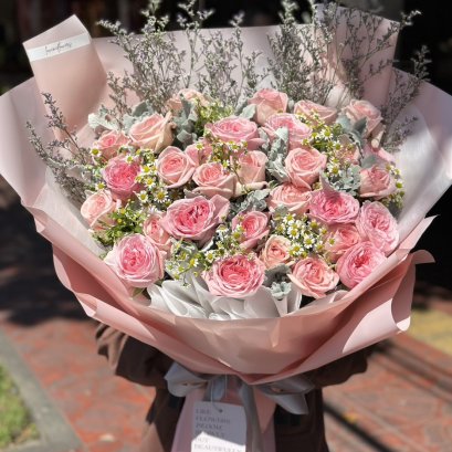 30 Pink Roses with Daisy ExtraSpecial