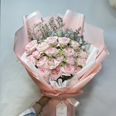 20 Roses with Daisiesand Snow Leaf