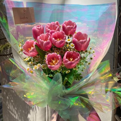 10 Pink Tulips with Daisies