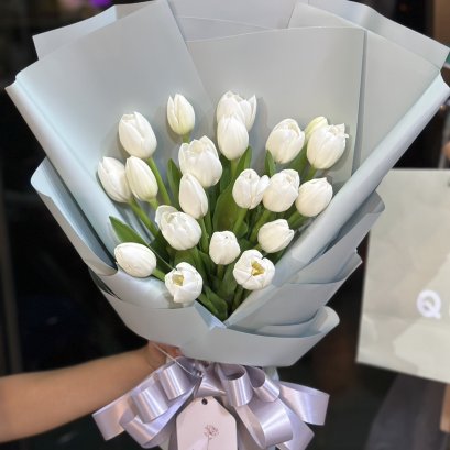 20 White Tulips