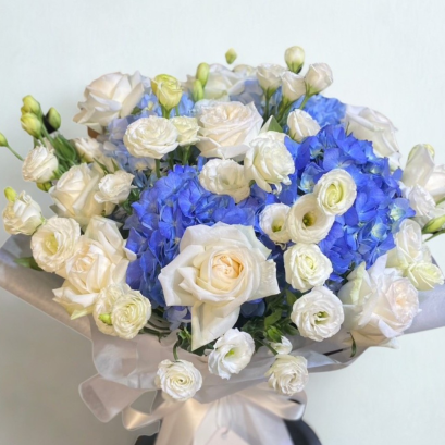 Luxurious Blue Flower Vase - Perfect for Gifting