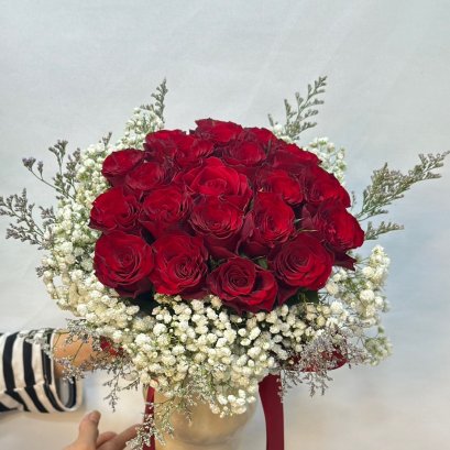 20 red roses vase