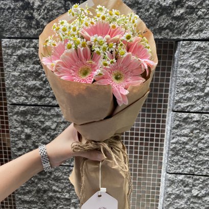 Pink Gerberra with Daisies