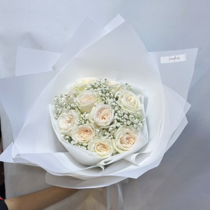 10 White Roses