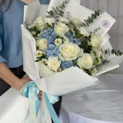 ช่อดอกกุหลาบขาวและดอกไฮเดรนเยียสีฟ้า FW011