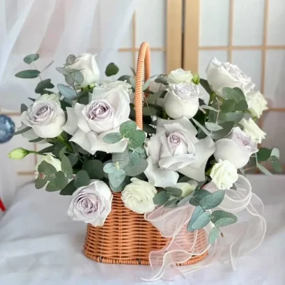 ช่อดอกกุหลาบม่วงขาวในตะกร้า FW061
