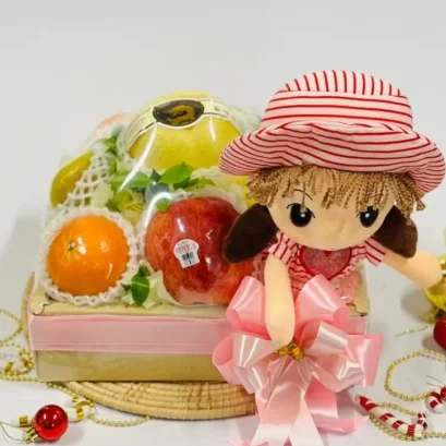 กระเช้าของขวัญ ผลไม้และตุ๊กตา กระเช้าเยี่ยมไข้เด็ก RB160 จากร้าน Redribbin.com
