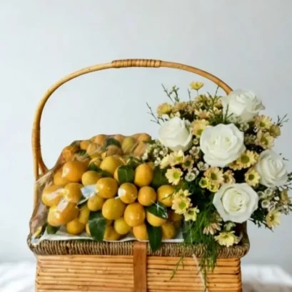 กระเช้ามะยงชิดในตะกร้าไม้+ดอกไม้สด RB336