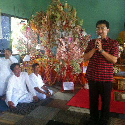 สืบสานพระศาสนาร่วม ทอดผ้าป่า 