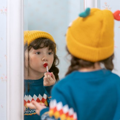 ลูกชอบเล่นเครื่องสำอางแม่ ควรห้ามหรือตามใจ ปล่อยลูกเล่นเครื่องสำอางมากเกินไป เสี่ยงโตเกินวัยจริงหรือ?