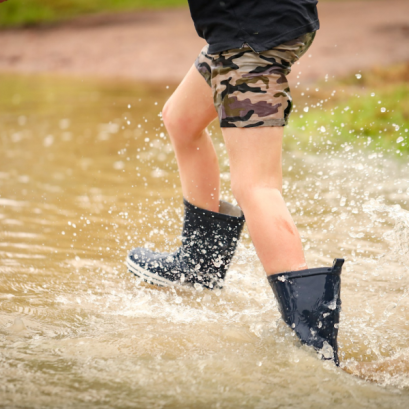 วิธีรับมือและป้องกันน้ำกัดเท้า เมื่อต้องลุยน้ำท่วม !