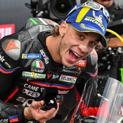 มาร์โก เบซเซคกี รับรถ Aprilia เป็นรางวัลหลังคว้าชัยบาเลนเซีย