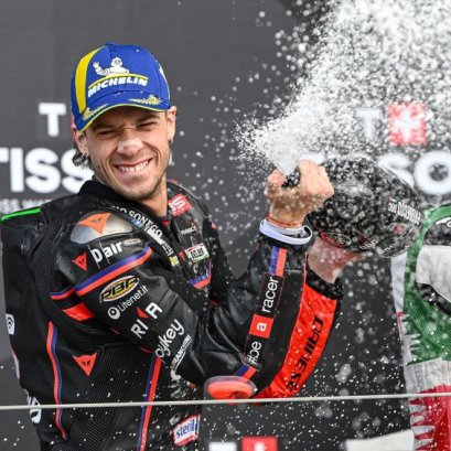 มาร์โก เบซเซคกี คว้าชัยกับ Aprilia ที่ซิลเวอร์สโตน ท่ามกลางกระแสข่าวดราม่าของ ฆอร์เก มาร์ติน