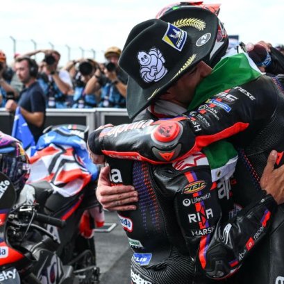 ไม่แทรกแซง! Aprilia ปล่อย 'เบซเซคกี' ดวล 'มาร์ติน' ตัดสินในสนามแข่ง