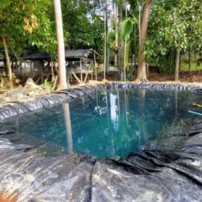 สีน้ำในบ่อที่ทำการปูด้วยพลาสติก LDPE/LLDPE