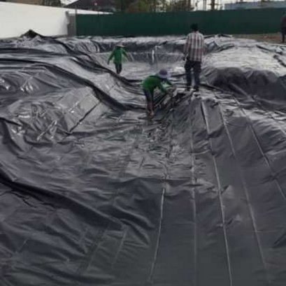 การปูบ่อฟรีฟอร์ม ด้วยผืนพลาสติก LDPE จากเกษตรพลัส